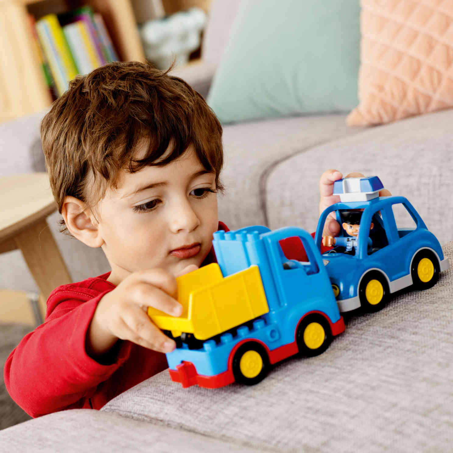 машинки для мальчиков. машинка в детской руке. ребенок катает машинку. маленькие машинки мальчик играл. маленькие машинки мальчик играл.