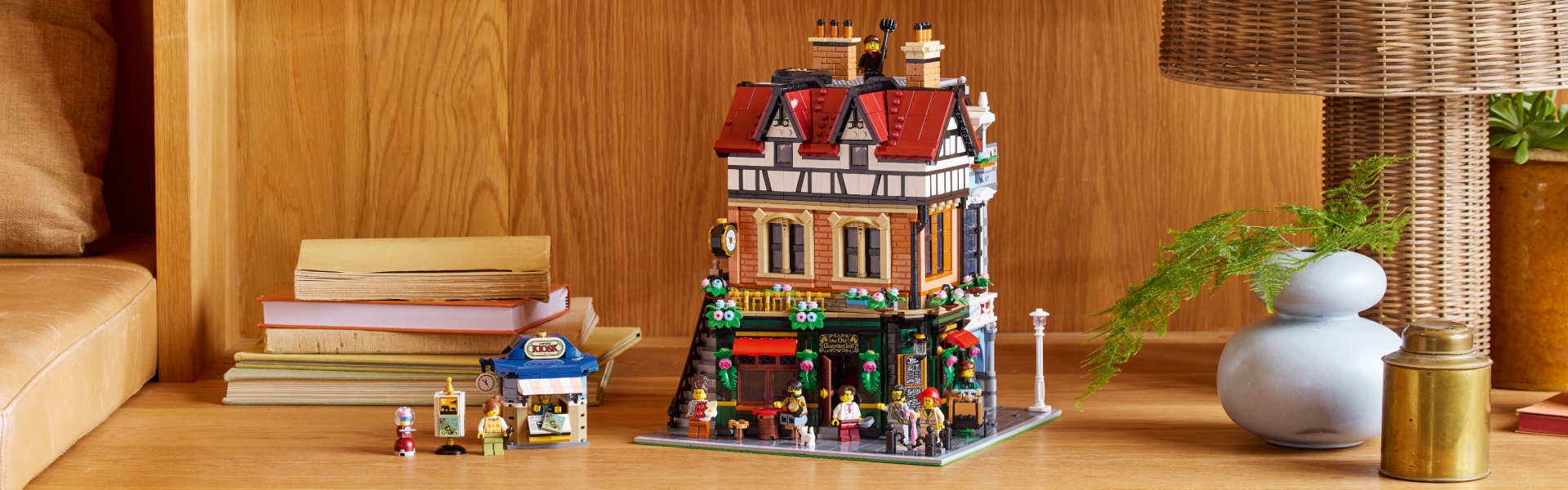 El jardín de esta casa al sur de la CDMX está inspirado en el antiguo  castillo, image size:1600x500