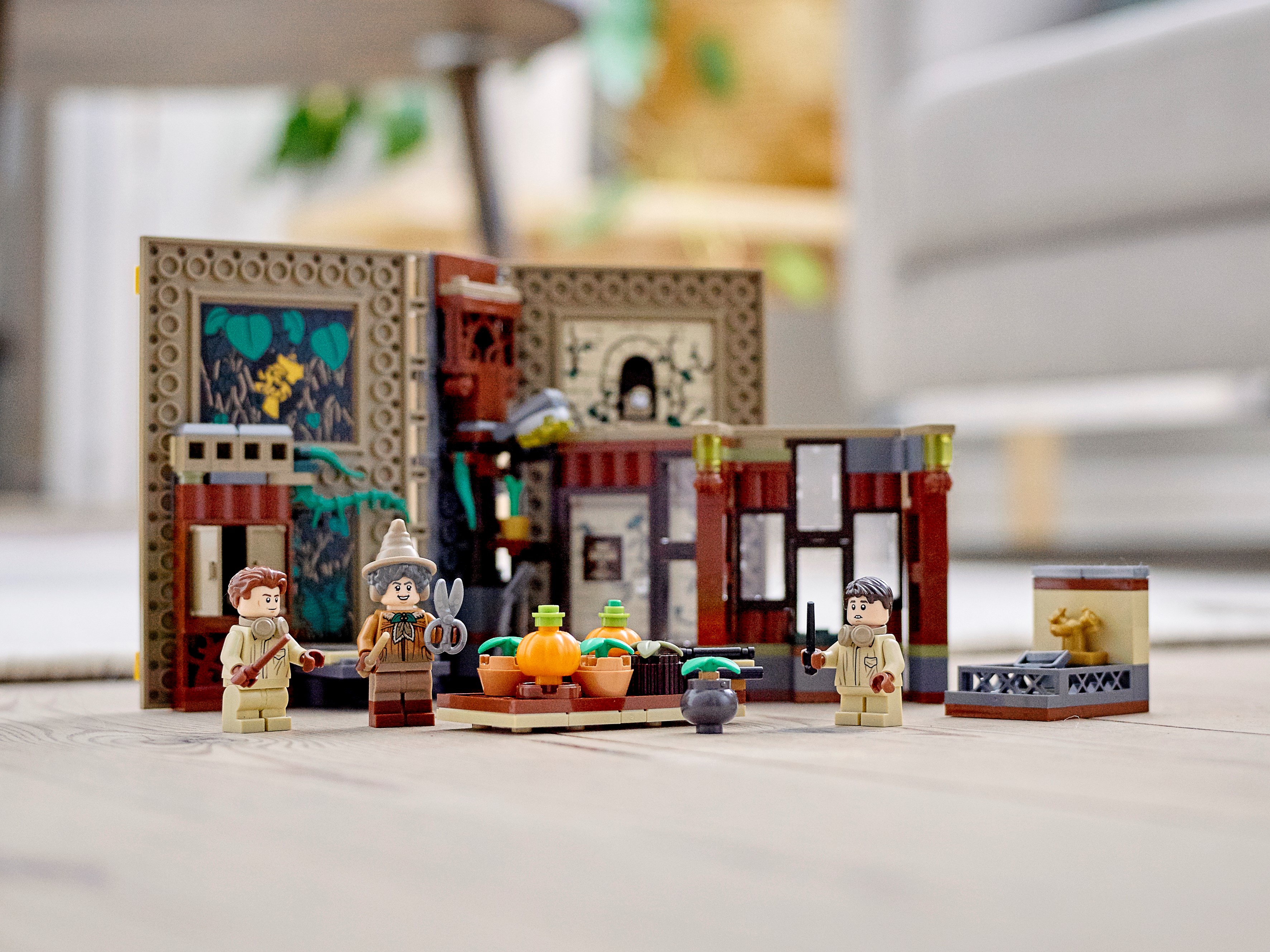 Combining the 2021 LEGO Harry Potter Hogwarts Moments Classrooms / Books 