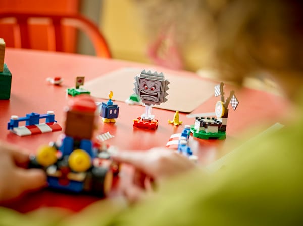 Mario Kart™ – Interactive LEGO® Mario™ & Standard Kart - Image 11