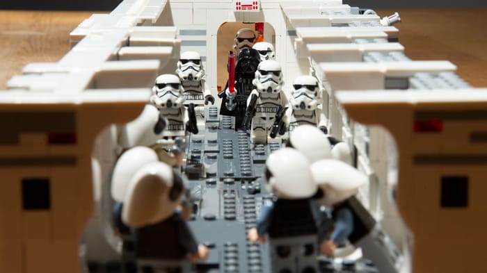 レゴ®スター・ウォーズ™ タンティヴ IV™の船内を使って自分だけの作品 