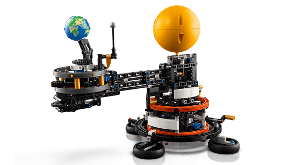 LEGO 42179 La planète Terre et la Lune en orbite — visuel 3 sur 8