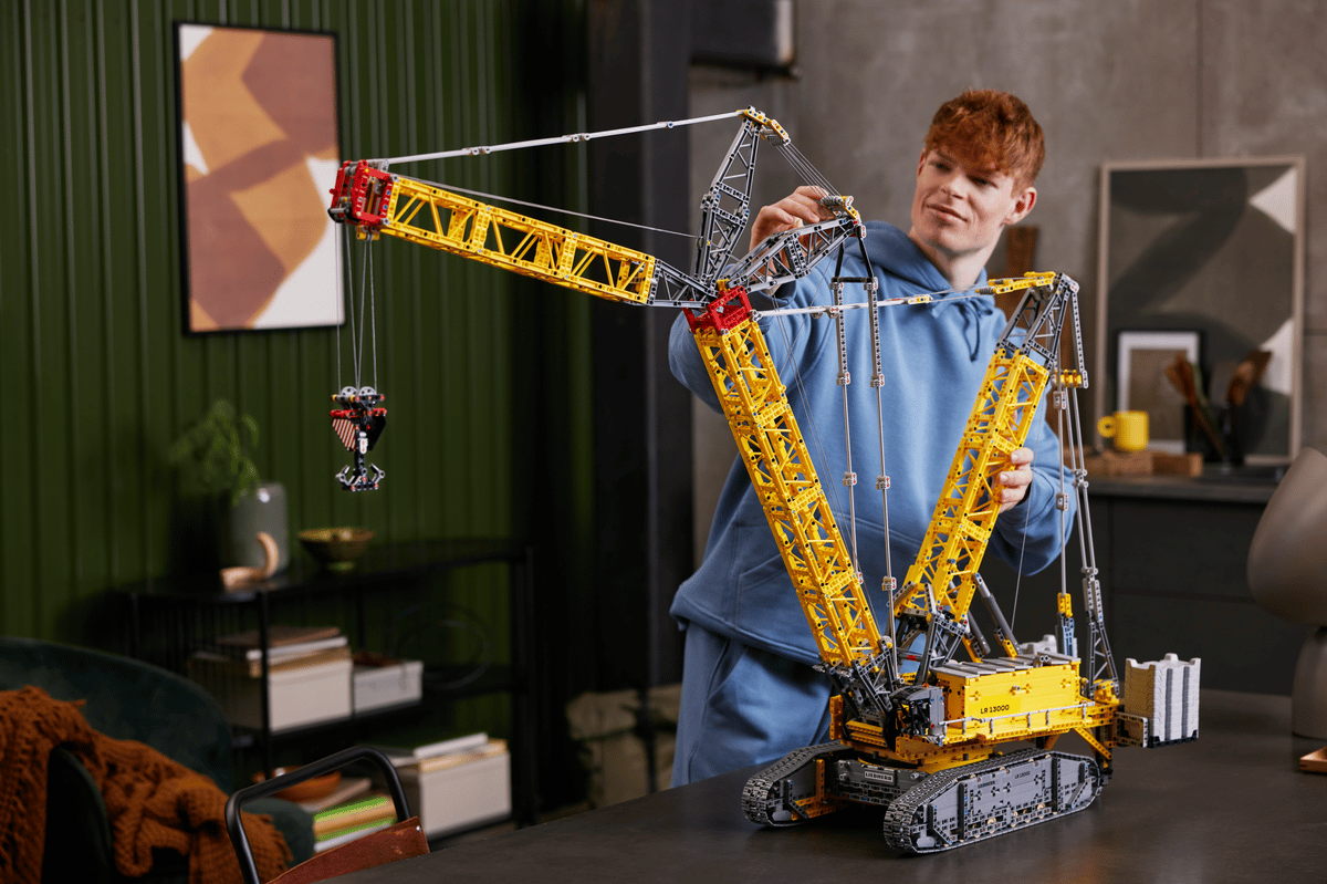 https://www.lego.com/cdn/cs/set/assets/blt1ed8d263b04546b2/42146_alt6.png?format=webply&fit=bounds&quality=70&width=800&height=800&dpr=1.5