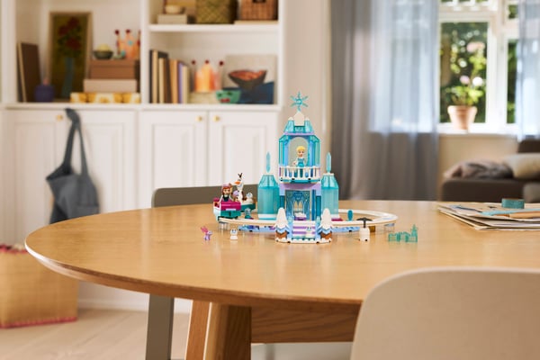 LEGO 43281 Le château de glace et la piste enneigée d’Elsa — visuel 8 sur 8