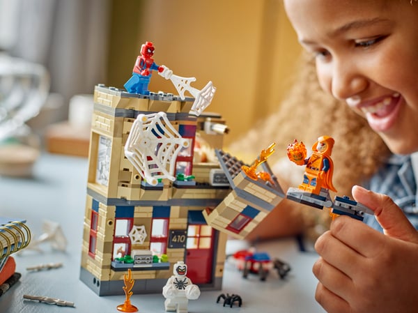 LEGO 76317 L’appartement de Peter Parker — visuel 7 sur 8