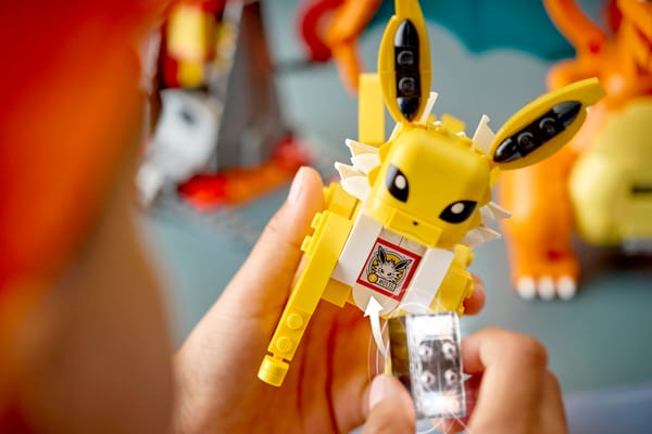 SMART Play™: Charizard vs. Jolteon Ultimate Battle - Image 18