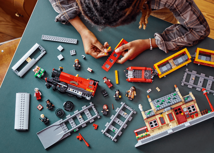 ホグワーツ特急で繰り広げられた名場面の数々 |レゴ®ショップ公式