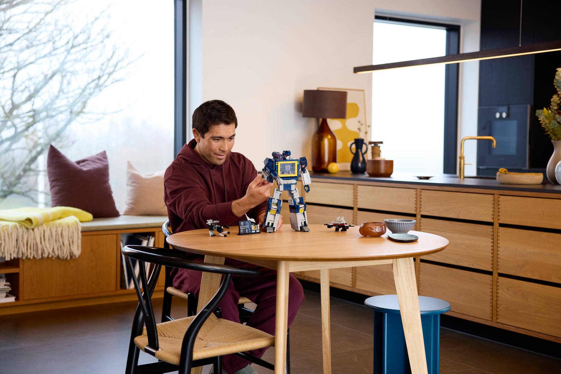 https://www.lego.com/cdn/cs/set/assets/blt248730ba92a7c678/10358_Lifestyle_Cons_01_en-gb.jpg?format=webply&fit=bounds&quality=70&width=1200&height=1200&dpr=1.5