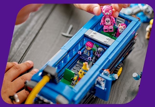 Sada LEGO Fortnite Battle Bus shora s otevřenou střechou, aby bylo vidět dovnitř