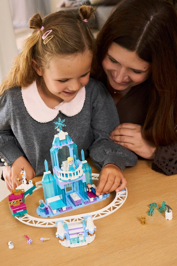 LEGO 43281 Le château de glace et la piste enneigée d’Elsa — visuel 7 sur 8