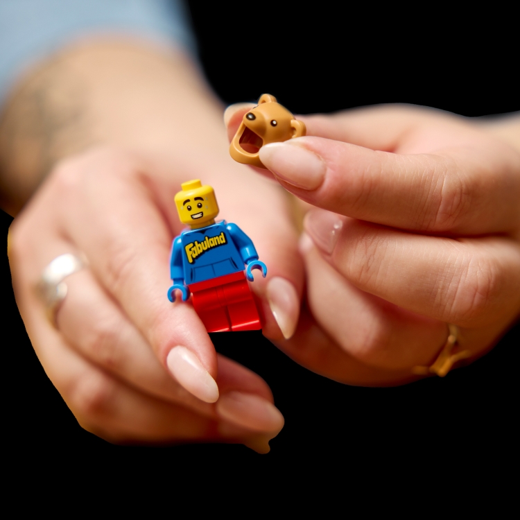 Minifigure Vending Machine 21358 | Ideas | Buy online at the