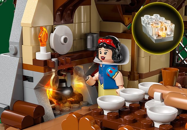 Minifigúrka Snehulienky pri blčiacom krbe s vnoreným obrázkom svietiacej kocky LEGO