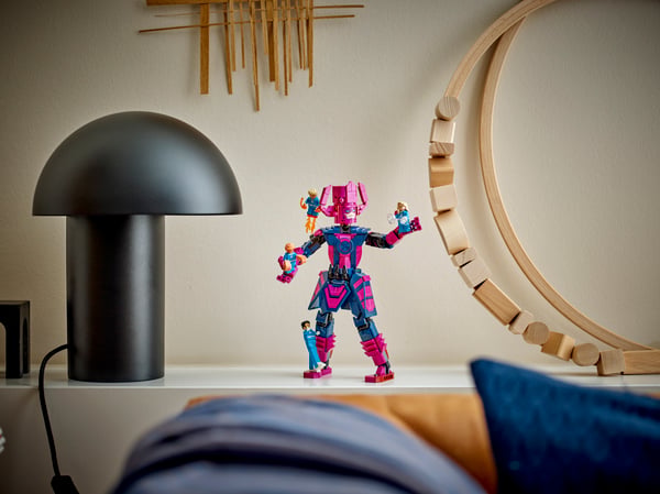 LEGO 76316 Les Quatre Fantastiques contre la figurine de Galactus — visuel 8 sur 8