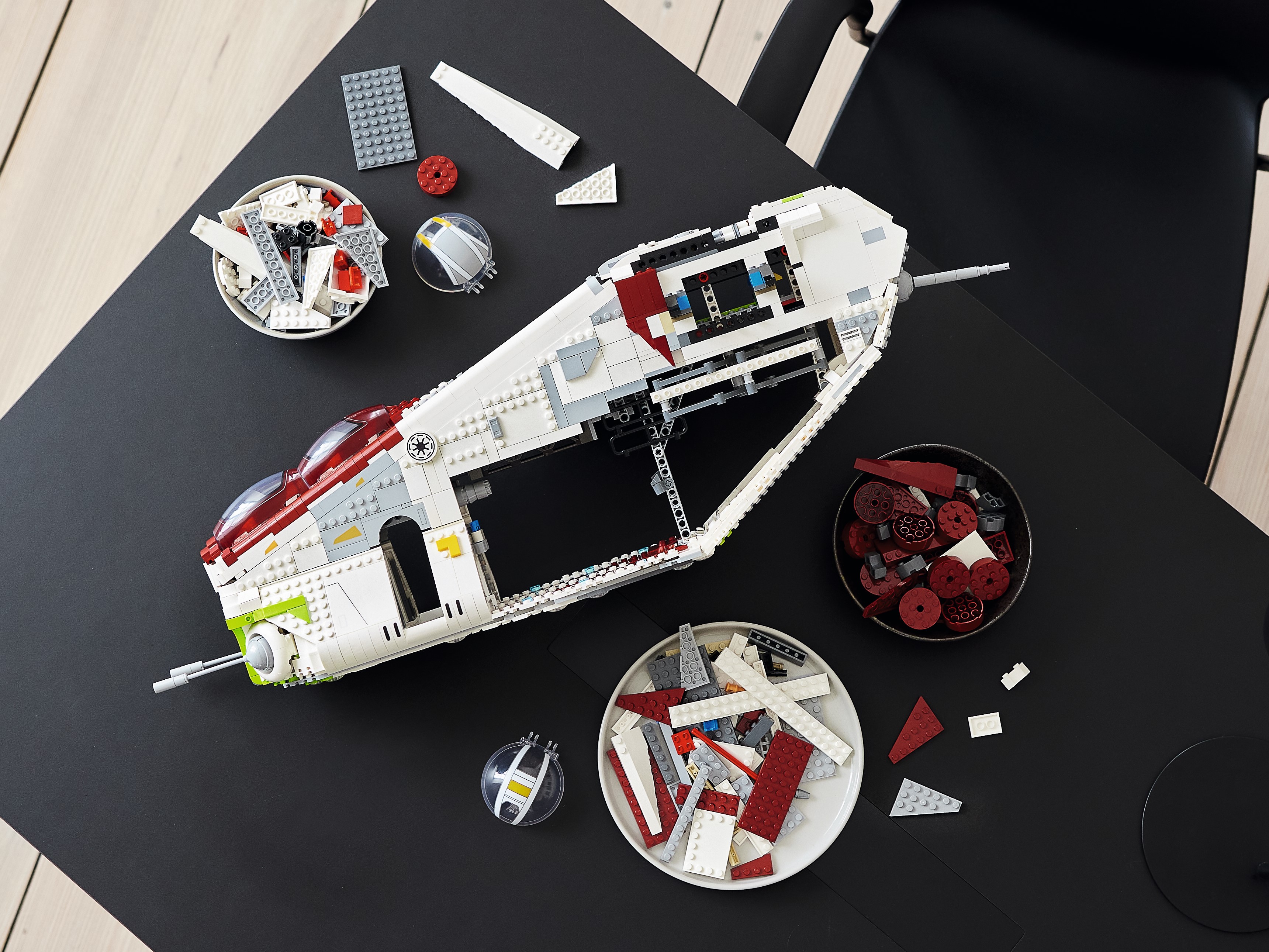 Republic Gunship™ 75309 | Star Wars™ | online at the Official LEGO®
