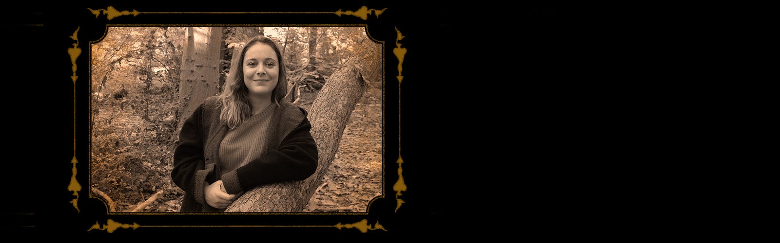 Portrait sépia d’une jeune femme dans les bois