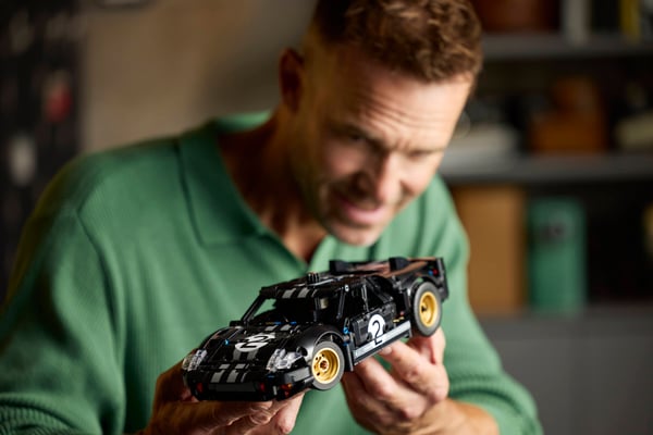 LEGO 42223 La voiture de course 1966 Ford GT40 MKII — visuel 8 sur 8