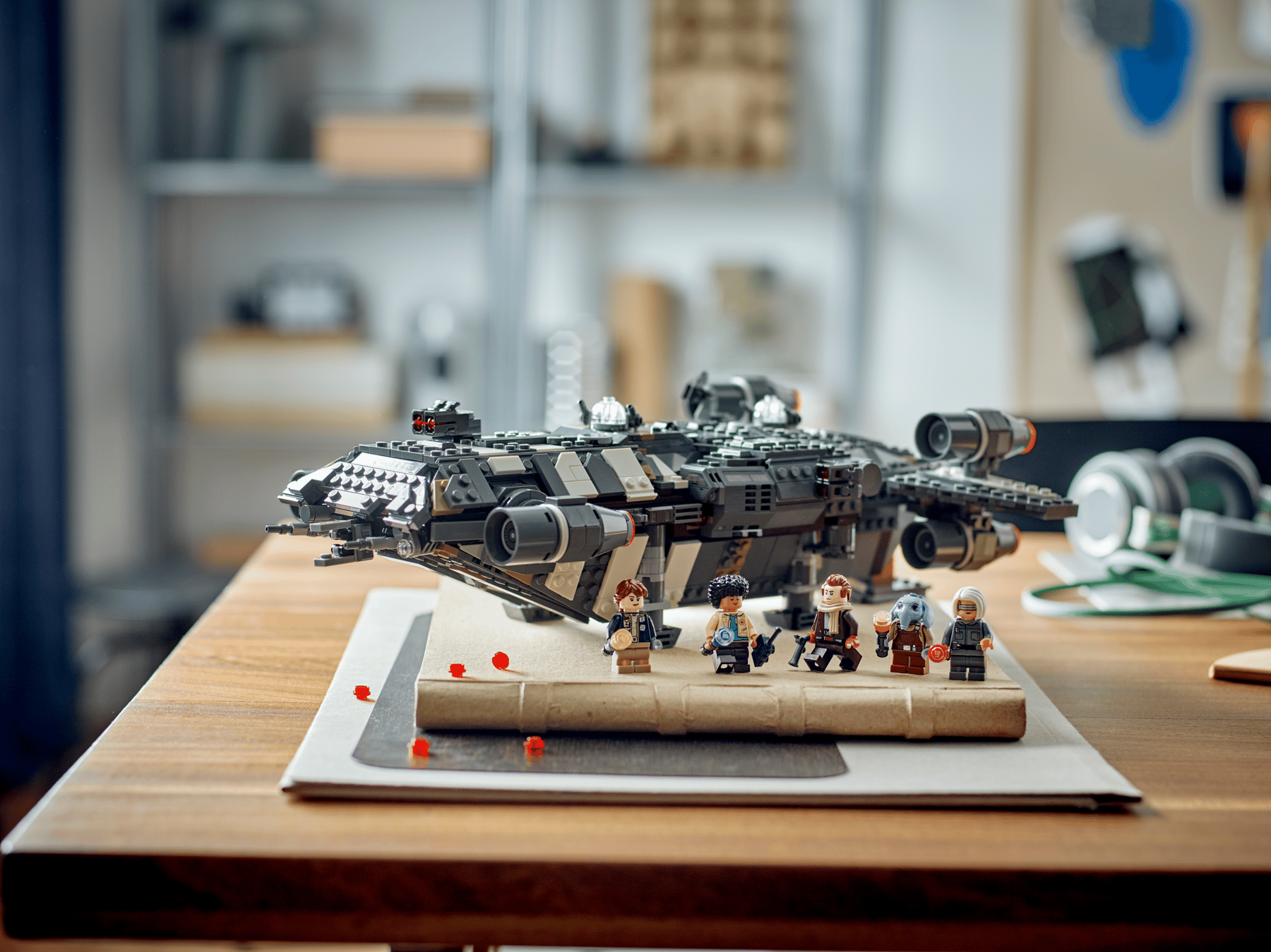 https://www.lego.com/cdn/cs/set/assets/blt2e3370b18f8d02d5/75374_Lifestyle_envr.png?format=webply&fit=bounds&quality=70&width=1200&height=1200&dpr=1.5