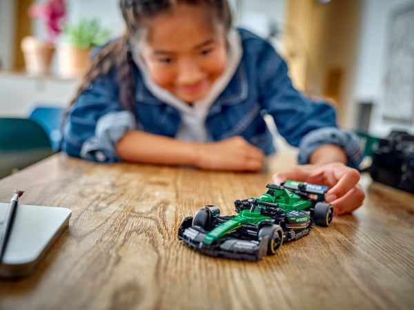 LEGO 77245 Voiture F1® Aston Martin Aramco AMR24 — visuel 7 sur 8
