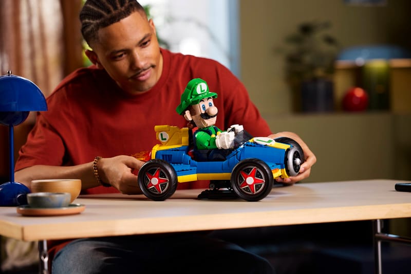LEGO 72050 Lifestyle-Bild, junger Mann haelt den fertigen Turboflitzer und zeigt die Groesse des Modells