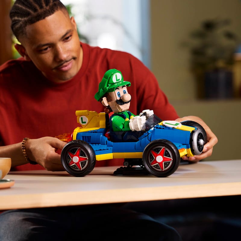 LEGO 72050 Lifestyle-Bild, junger Mann haelt den fertigen Turboflitzer und zeigt die Groesse des Modells