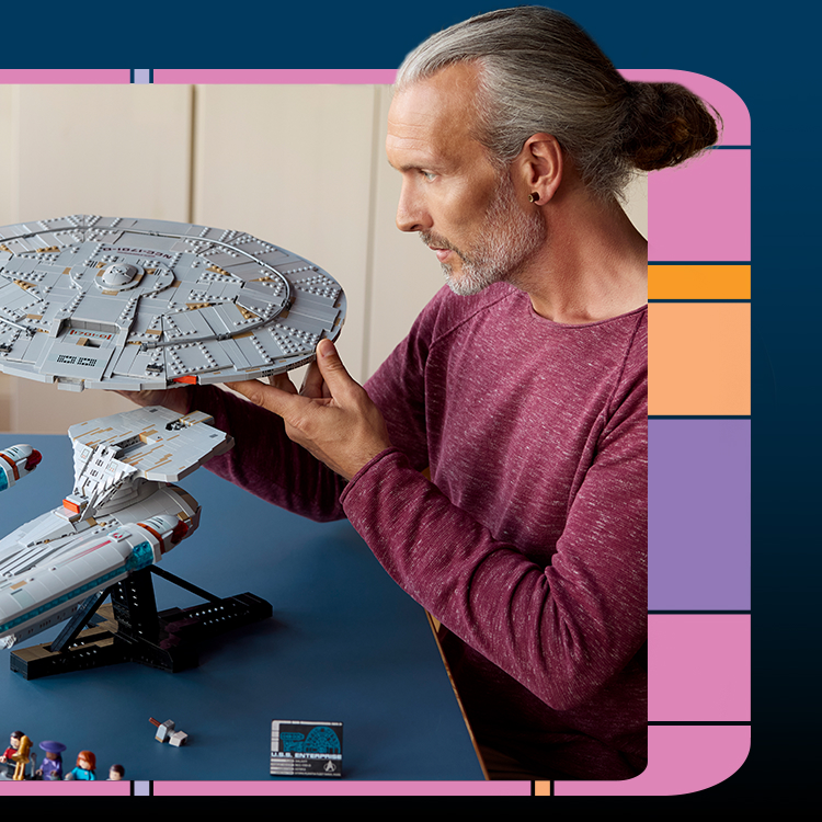 Immagine di un uomo che costruisce il set U.S.S. Enterprise NCC-1701-D.