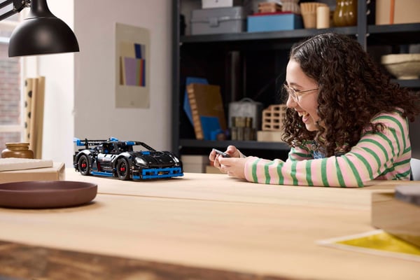 LEGO 42176 Voiture de course Porsche GT4 e-Performance — visuel 8 sur 8