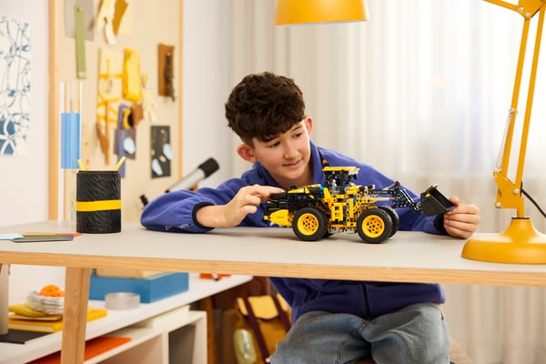 LEGO 42209 La chargeuse sur pneus Volvo L120 Electric — visuel 8 sur 8