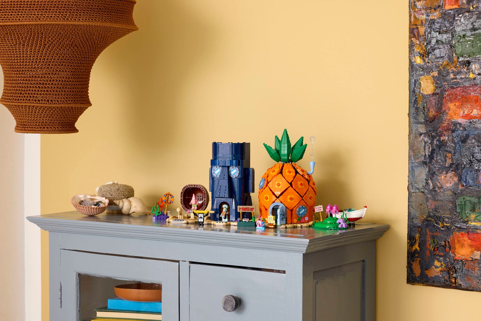 LEGO SpongeBob SquarePants: Bikini Bottom 11386 environment lifestyle shot featuring Patrick Star and friends