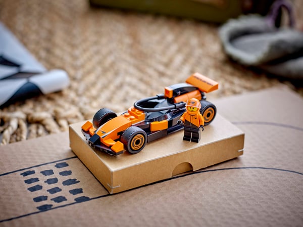 LEGO 60442 Voiture de course McLaren avec pilote de F1® — visuel 8 sur 8
