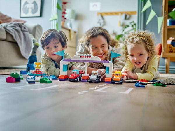 LEGO 10445 Voitures de course et pilotes d’une écurie de F1® — visuel 7 sur 8