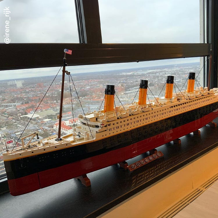 <b><a href="https://www.lego.com/product/lego-titanic-10294?icmp=LP-SHG-Standard-IC_Gallery_Titanic_UGC_LP-PR-IC-R0E34ICLJ6" style="color: #FFFFFF">LEGO®: Titanic<br/>A la tienda
</a></b>
