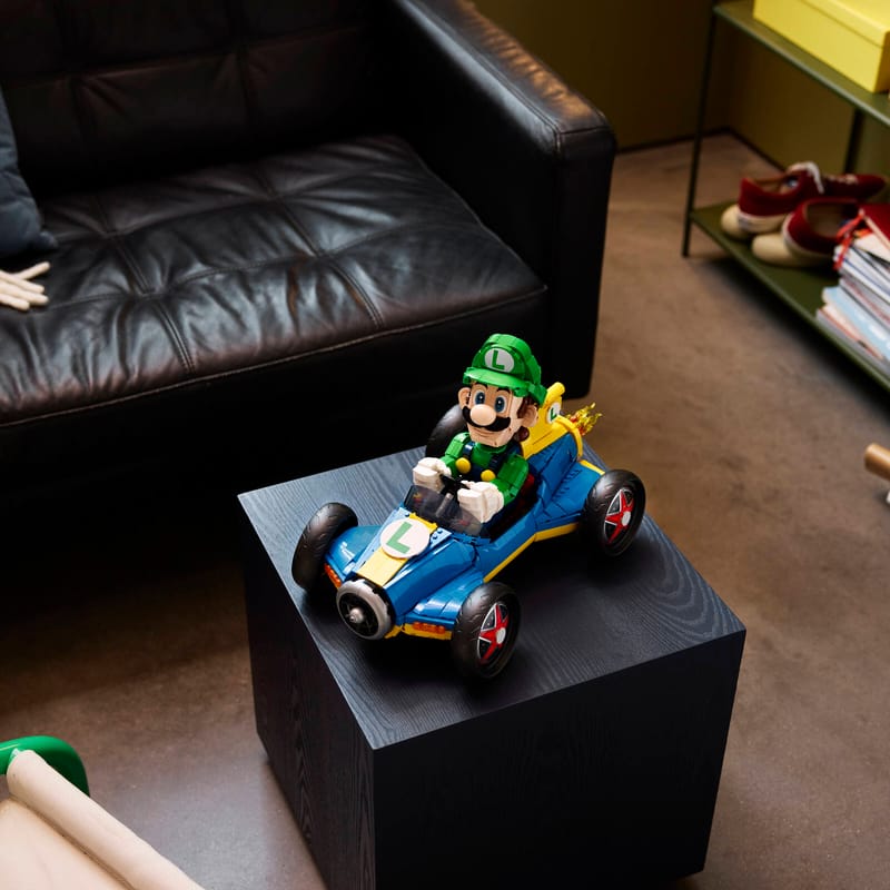 LEGO 72050 Turboflitzer auf einem Beistelltisch in einem modernen Wohnzimmer