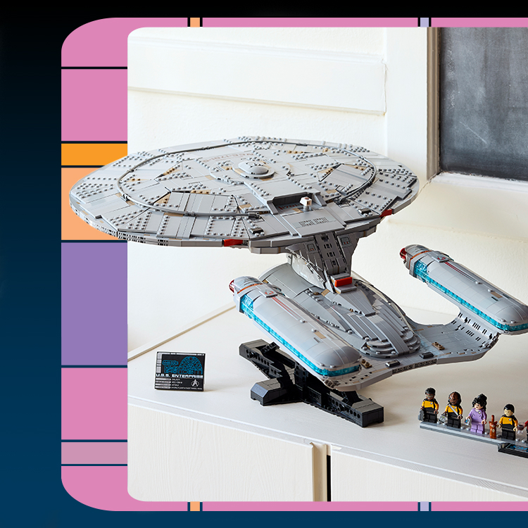 Un'immagine della U.S.S. Enterprise NCC-1701-D completamente assemblata, con le minifigure allineate accanto.