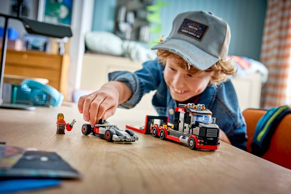 LEGO 60493 Camion de F1® avec voiture de course de F1® Audi — visuel 7 sur 8