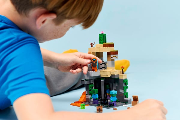LEGO 21587 Le Donjon de zombies — visuel 8 sur 8