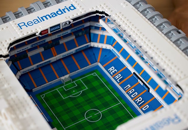 LEGO Icons Real Madrid Santiago Bernabéu Stadium 10299 - Juego de  construcción de campo de fútbol y modelo para adultos, pieza de decoración  coleccionable para el hogar y la oficina, gran idea de regalo para los  fanáticos de los  