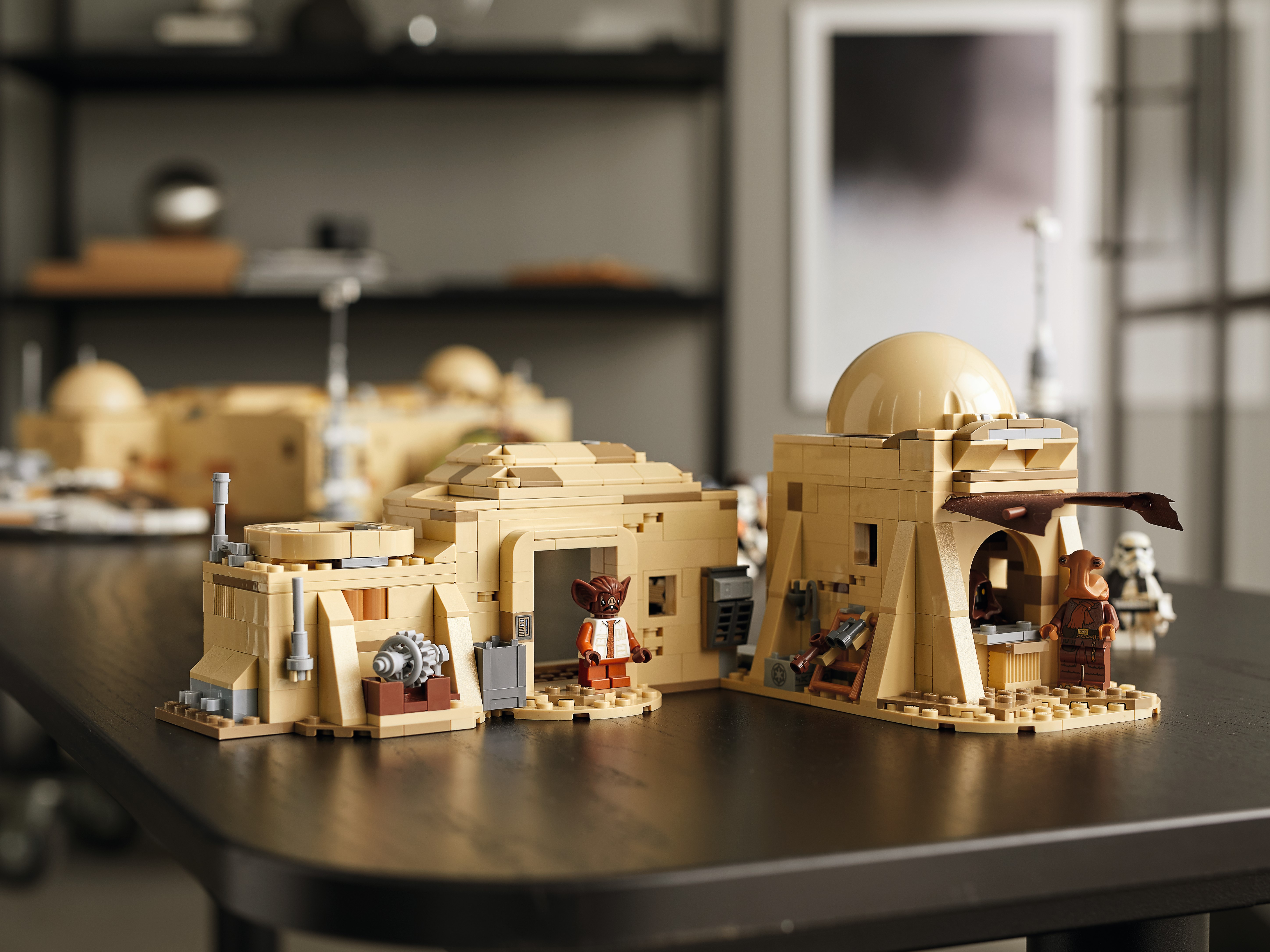 LEGO Star Wars 75290 Mos Eisley Cantina - largest Master Builder