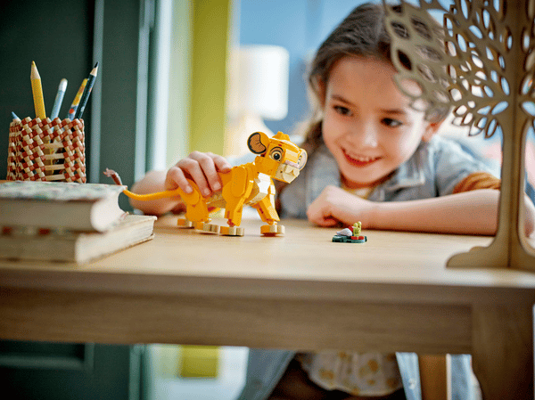 LEGO 43243 Simba, le bébé du Roi lion — visuel 7 sur 8