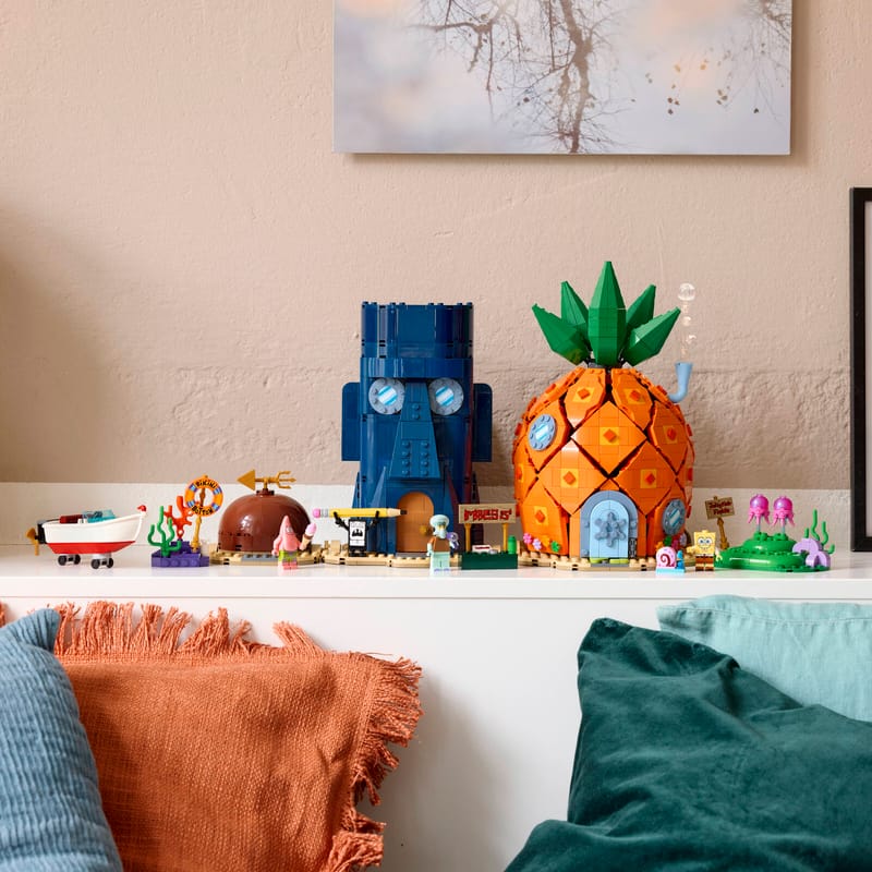 LEGO lanza un set de Bob Esponja con 1.794 piezas: conoce la recreación de Fondo de Bikini 6 A LEGO® Icons SpongeBob SquarePants: Bikini Bottom set featuring a pineapple house and minifigures displayed on a shelf.