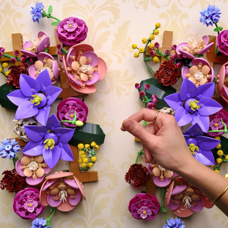 創造力を花開かせて、レゴ®ボタニカル フラワーウォールデコレーション
