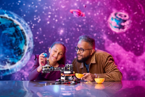 LEGO 42179 La planète Terre et la Lune en orbite — visuel 8 sur 8