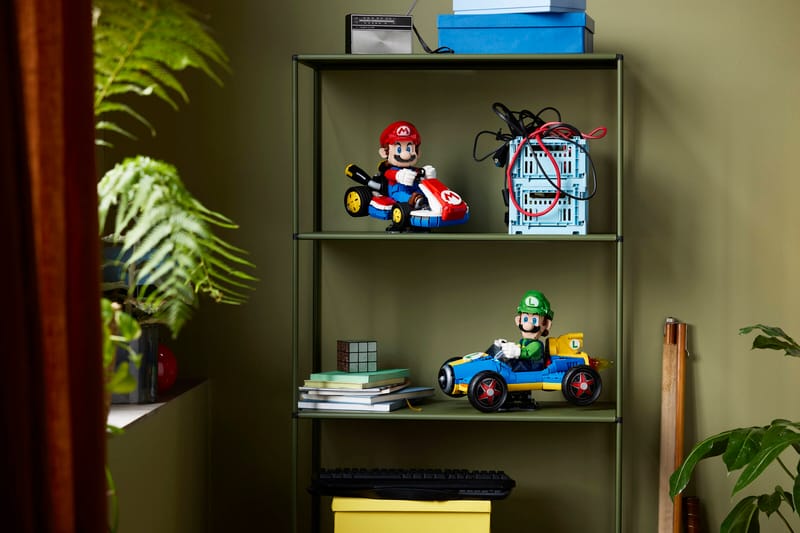 LEGO 72050 Luigi Turboflitzer und LEGO 72037 Mario Standard-Kart zusammen auf einem Regal als Sammlerpaar
