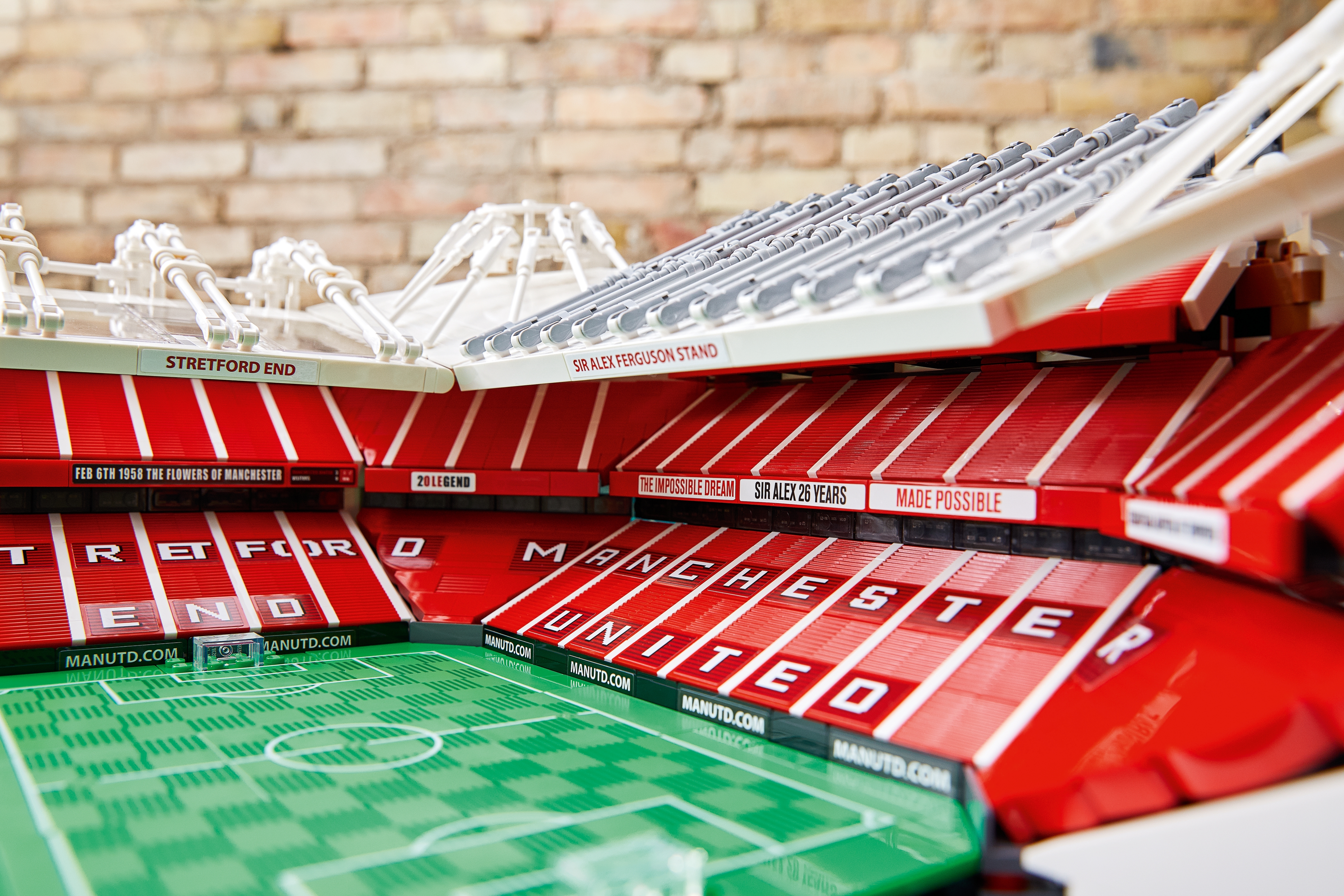 LEGO dévoile une réplique en 3898 pièces du stade Old Trafford