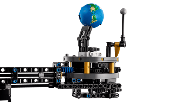 LEGO 42179 La planète Terre et la Lune en orbite — visuel 6 sur 8