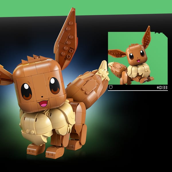 Il set Eevee LEGO Pokémon completamente costruito su uno sfondo nero e un riquadro con un primo piano del volto di Eevee LEGO, con l'icona del tipo di Pokémon e il testo bianco "#0133" in basso.