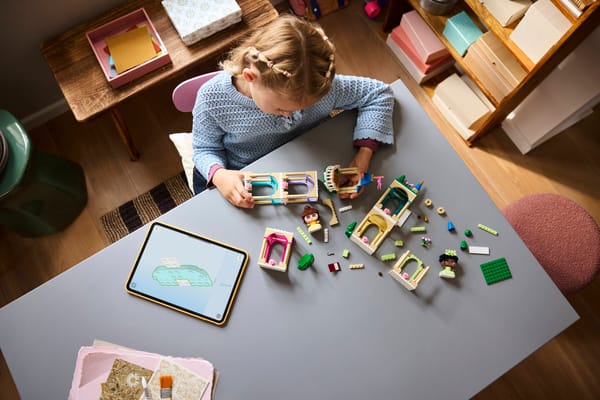 Mini Belle & Tiana with Castle - Image 12