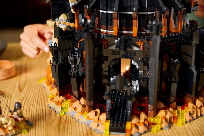 索倫之眼™ 的凝視:認識 LEGO® Icons The Lord of the Rings : Barad-dûr™ 盒組 | LEGO ...