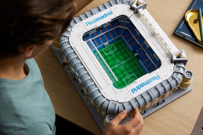 Un niño de 9 años recrea estadios de futbol con Lego