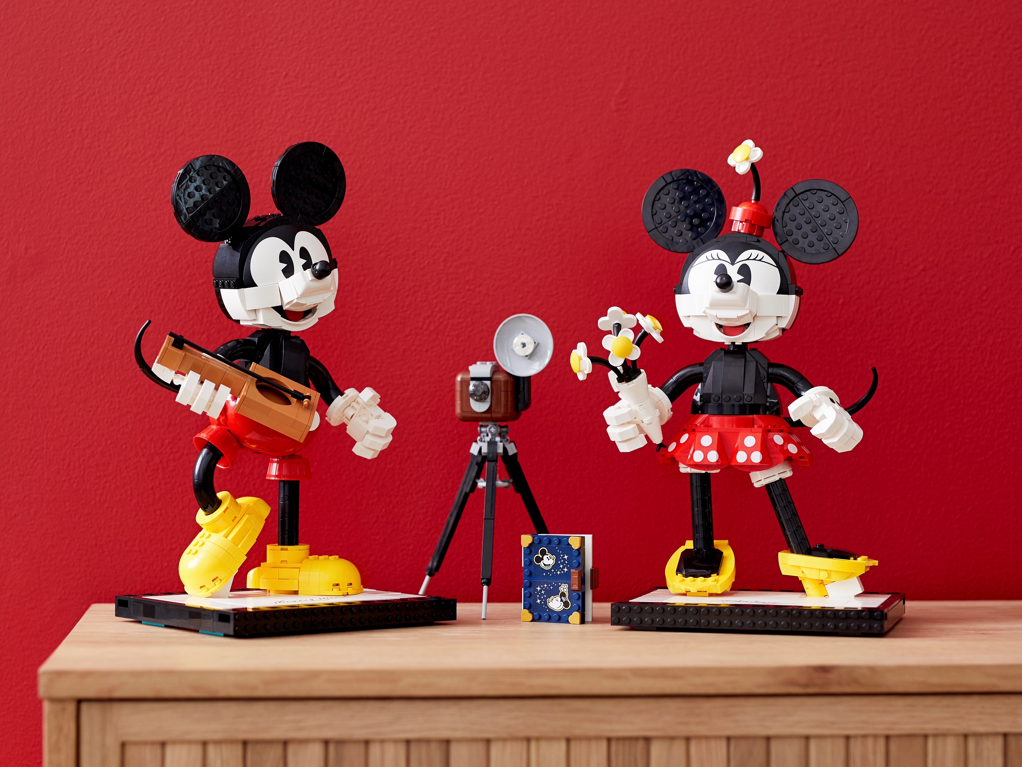 betale sig selvbiografi bifald Mickey Mouse & Minnie Mouse Buildable Characters 43179 | Disney™ | Buy  online at the Official LEGO® Shop US