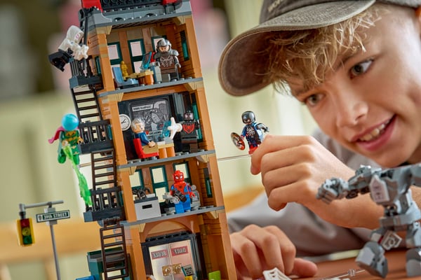 LEGO 76342 Spider-Man contre Mystério : le Daily Bugle — visuel 7 sur 8